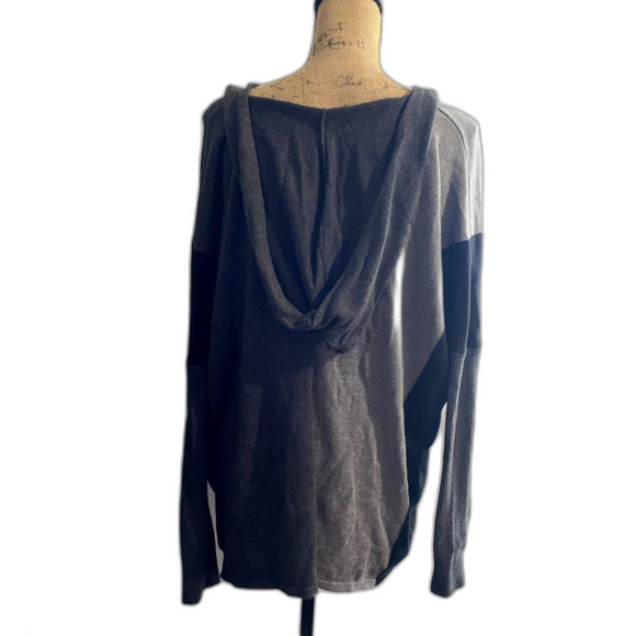 Cabi #4037 Dakota Poncho Sweater Oversized Black Gray Colorblock Size Small - Picture 3 of 5
